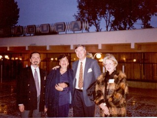 Сотрудники Центра С.С. Назарян (зав. МГПЭЦ 1996 год) и М.В. Игельник вместе с Аленом Жибо. Ален Жибо (Alain Gibeault) тренинг-аналитик IPA, философ и психолог, титулярный член Парижского психоаналитического общества, директор Парижского центра психоанализа и психотерапии имени Эвелины и Жана Кестембергов (Ассоциация психического здоровья XIII округа Парижа).